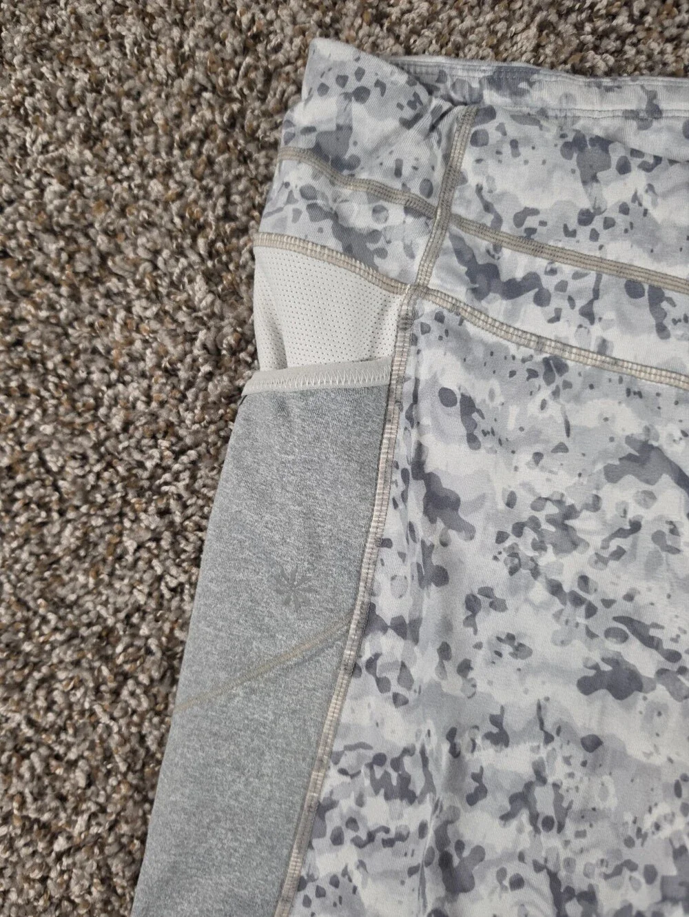 ATHLETA Womens Sz M Gray White Dapple Pockets Low Rise Be Free Knicker Leggings